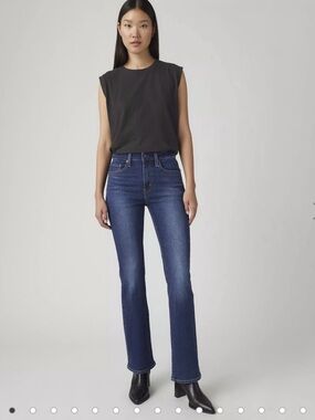 Levi’s 725 High Rise Bootcut size 28 - barely worn
